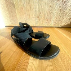 Sorel “Ella II” Sandal - black in size 9